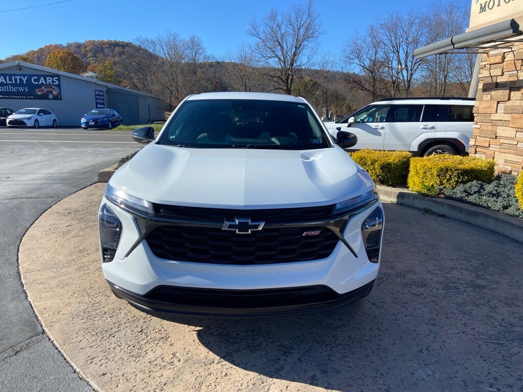 2024 Chevrolet Trax photo 2