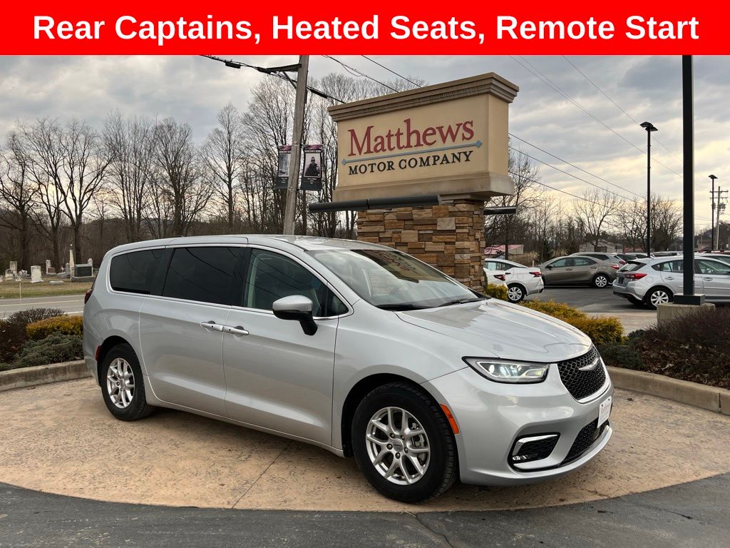 2023 Chrysler Pacifica Touring L's photo