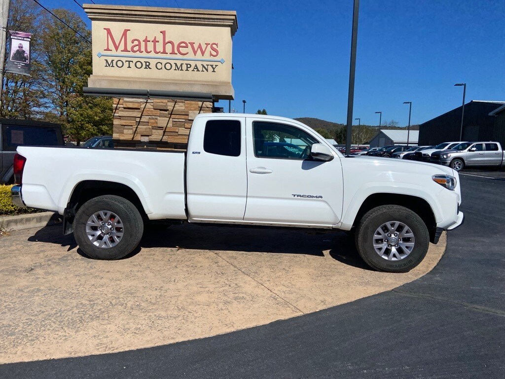 2017 Toyota Tacoma SR5 photo 4