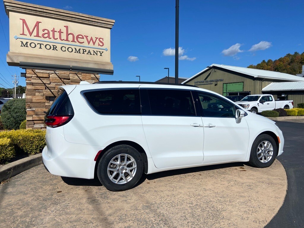 2022 Chrysler Pacifica Touring L photo 3