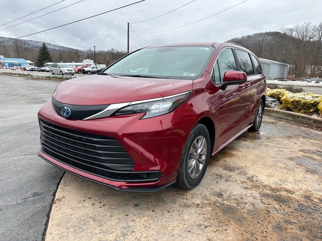 2025 Toyota Sienna LE photo 3