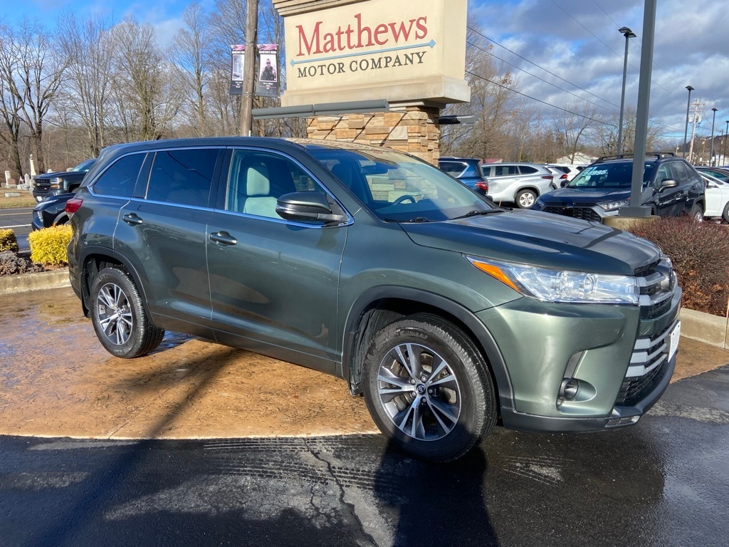 2018 Toyota Highlander LE's photo