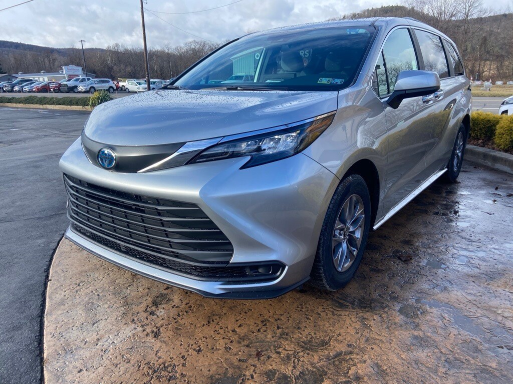 2025 Toyota Sienna LE photo 2