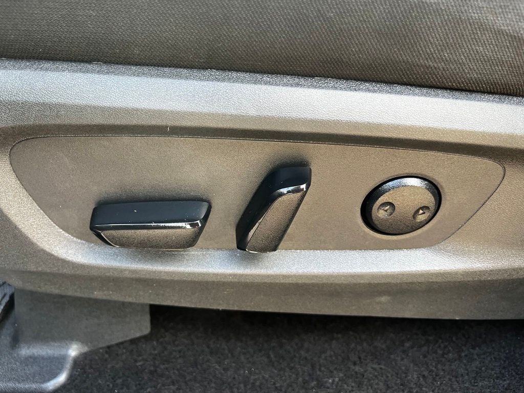 2025 Nissan Pathfinder SV - Photo 10