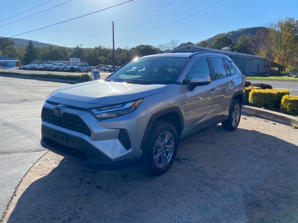 2024 Toyota RAV4 XLE photo 3