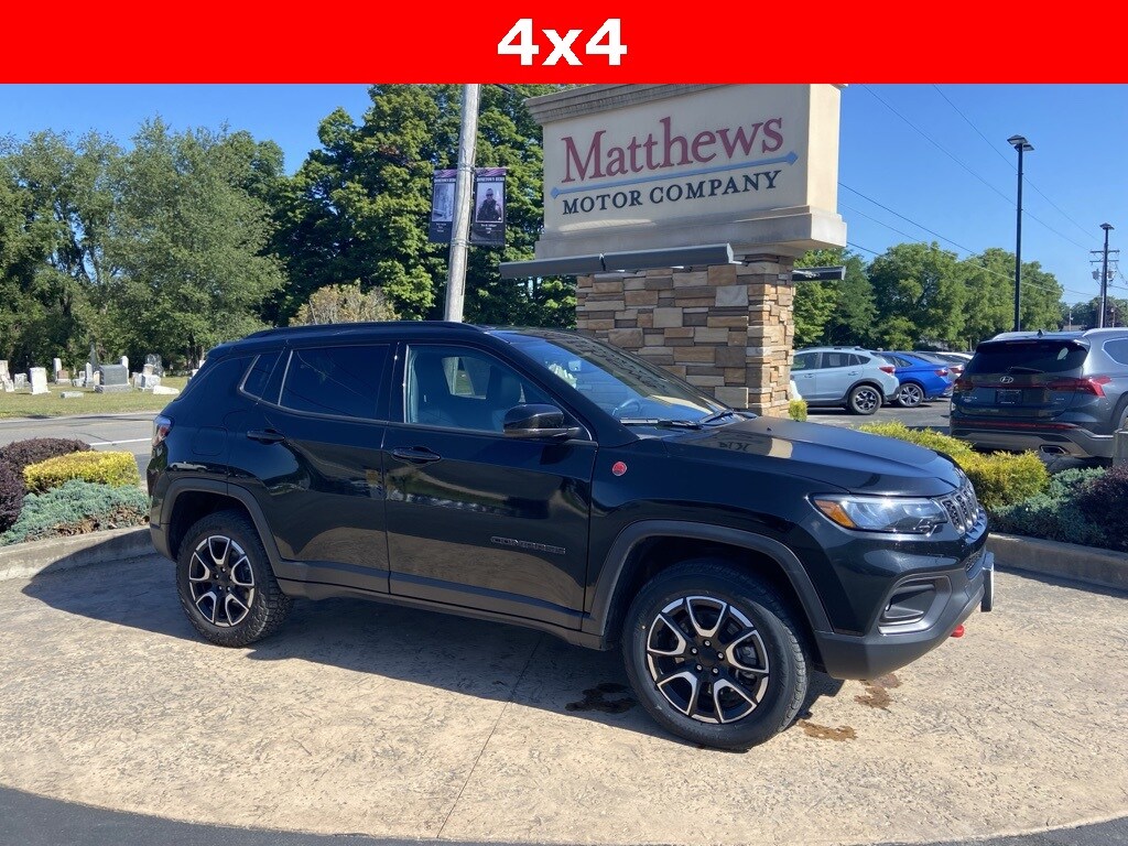 2024 Jeep Compass Trailhawk photo 2