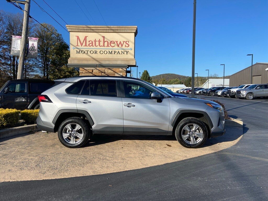 2024 Toyota RAV4 XLE photo 4