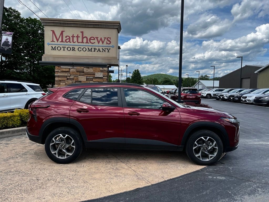 Used 2025 Chevrolet Trax LT SUV