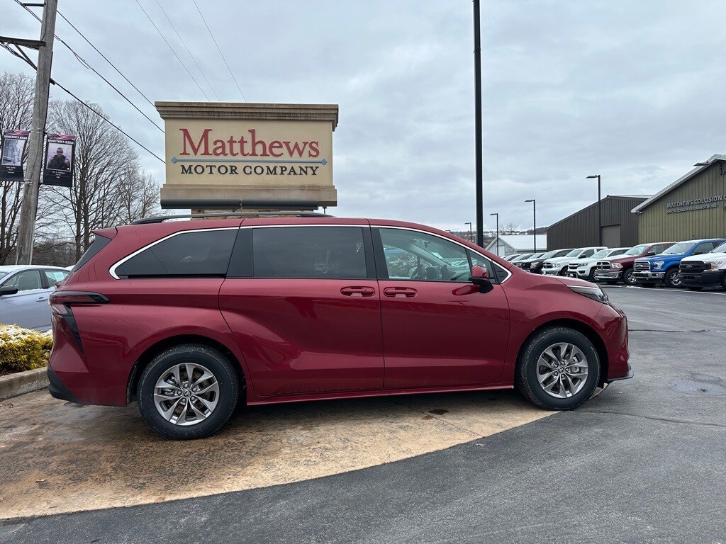 2025 Toyota Sienna LE photo 4