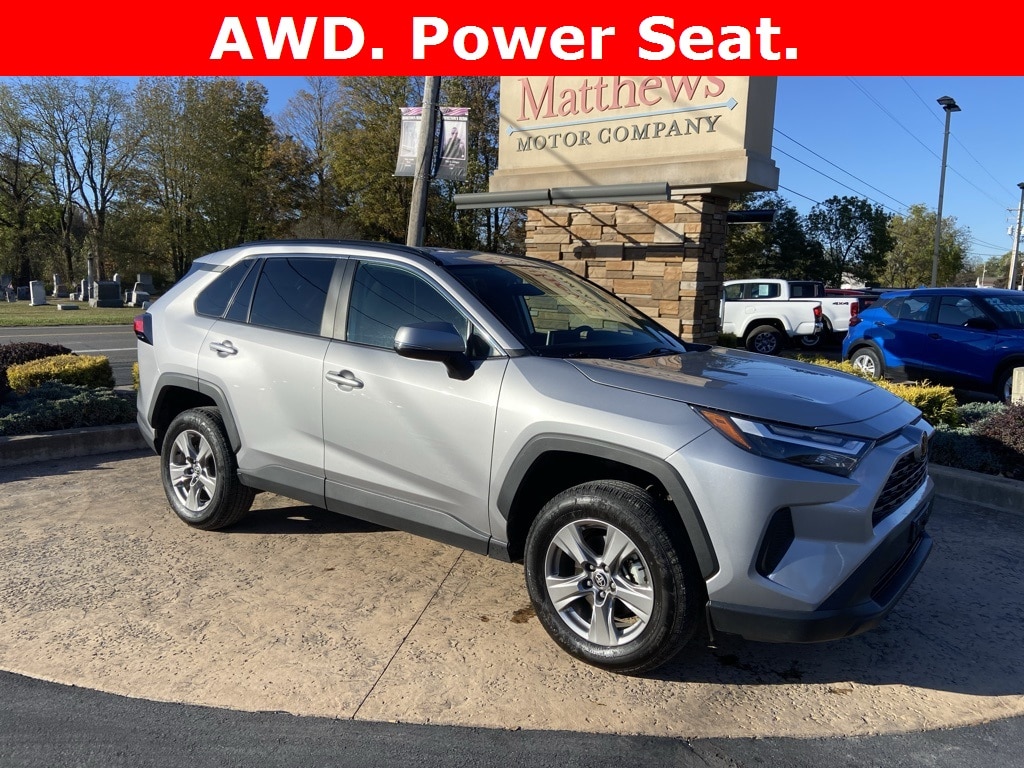 2024 Toyota RAV4 XLE's photo