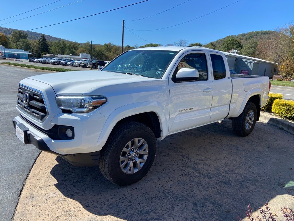 2017 Toyota Tacoma SR5 photo 3