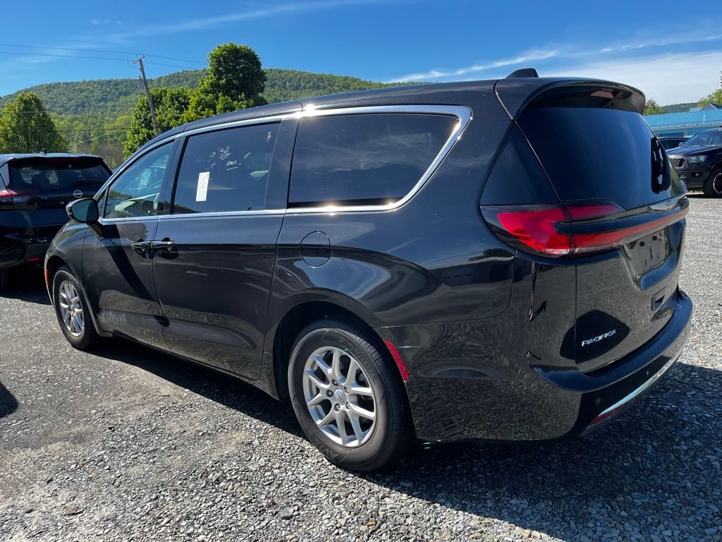 Used 2025 Chrysler Pacifica Select Van Passenger Van