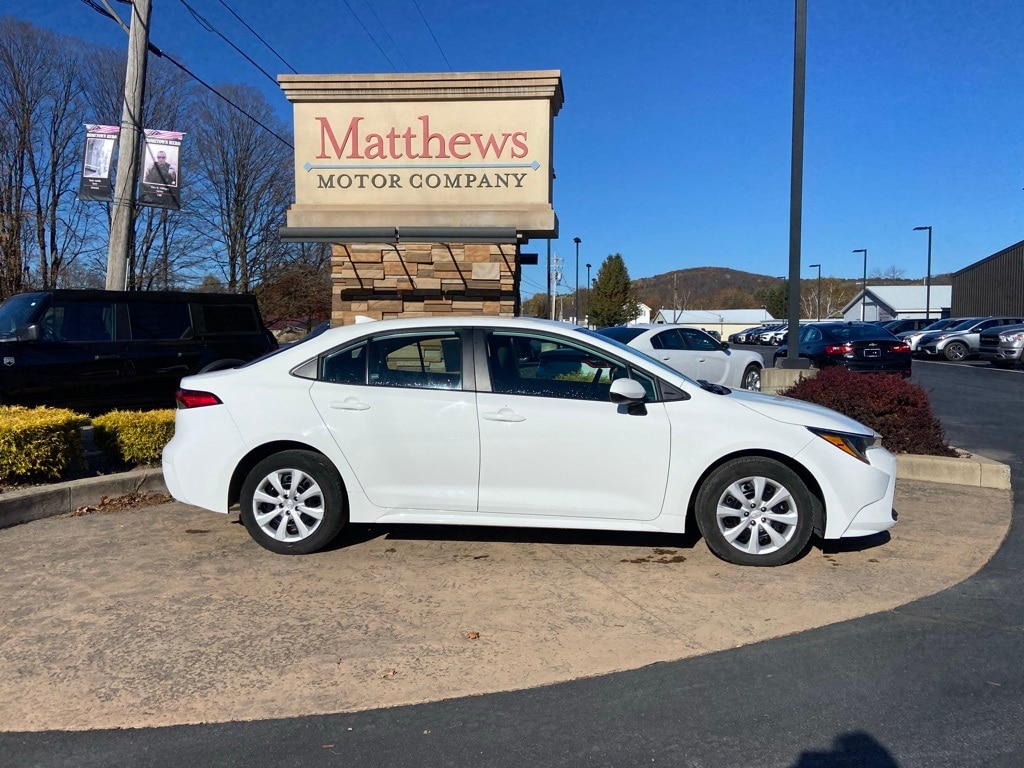 2024 Toyota Corolla LE's photo