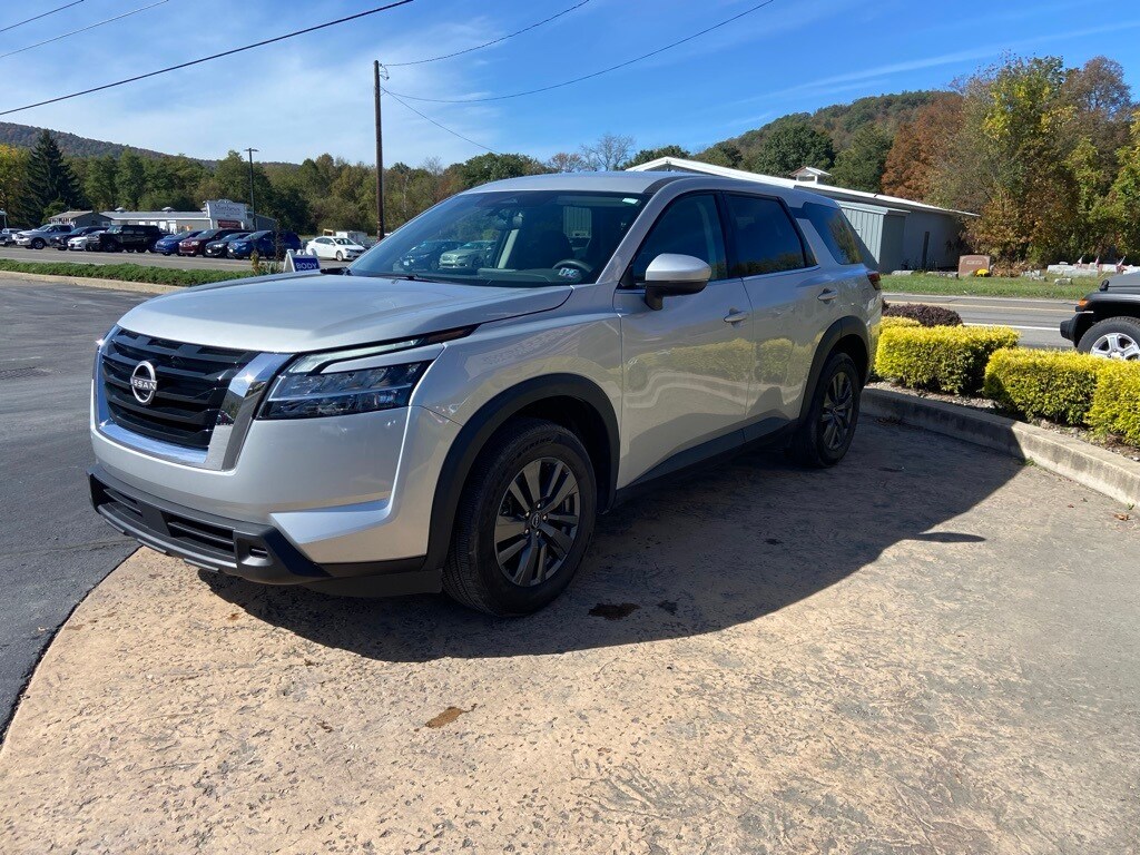 2022 Nissan Pathfinder S photo 2