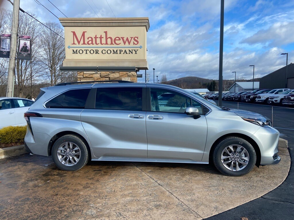 2025 Toyota Sienna LE photo 3