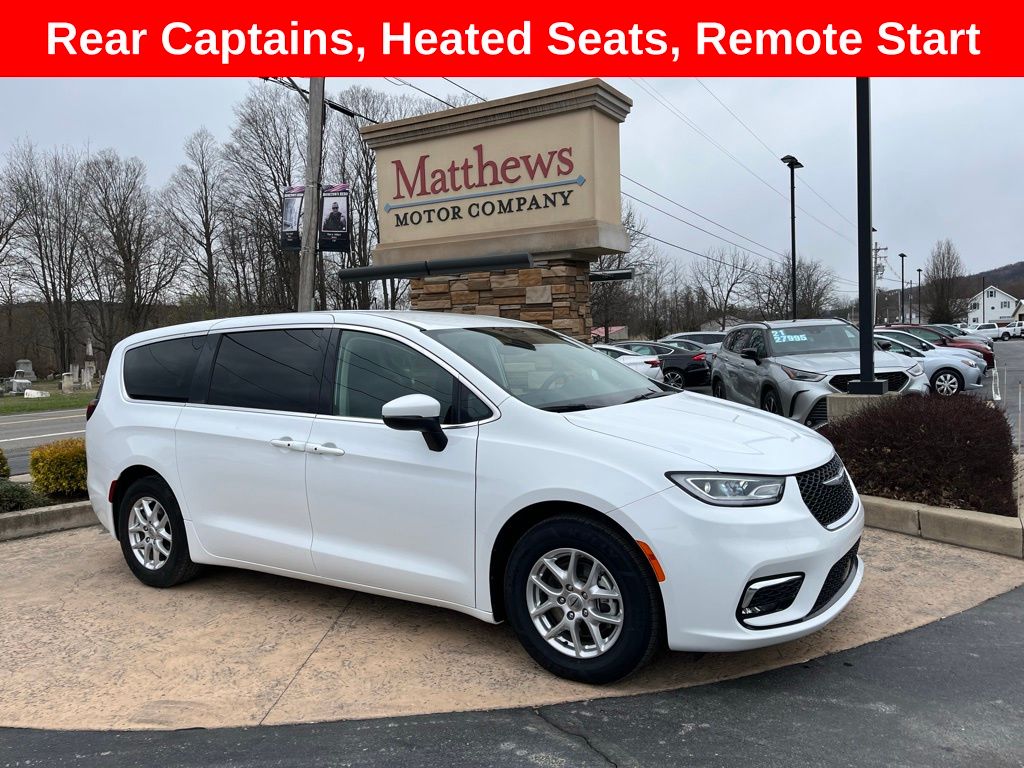 2023 Chrysler Pacifica Touring L's photo