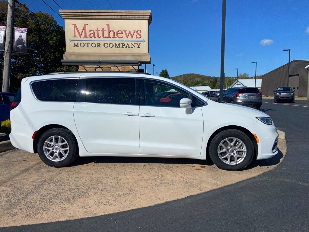 2022 Chrysler Pacifica Touring L photo 2