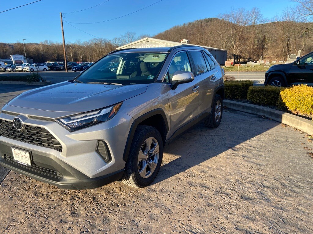 2025 Toyota RAV4 XLE photo 3