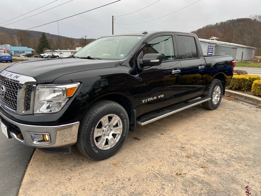 2018 Nissan Titan SV's photo