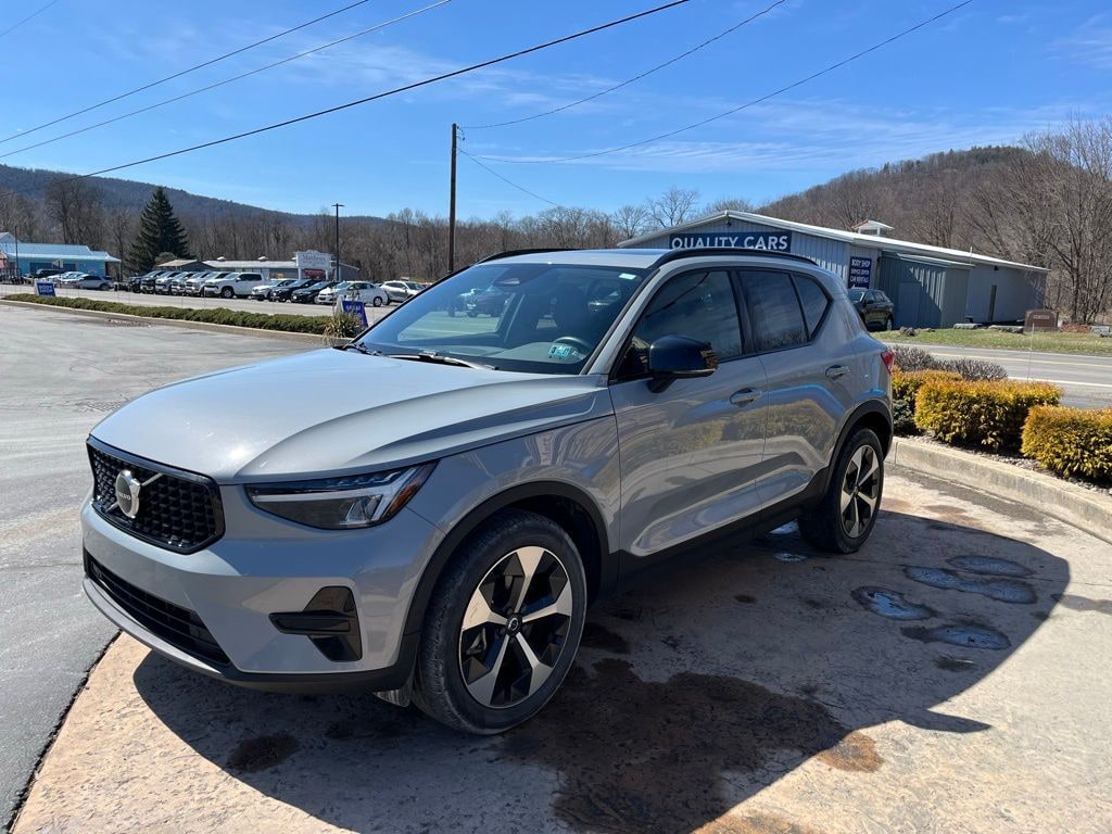 Used 2024 Volvo XC40 B5 Core SUV