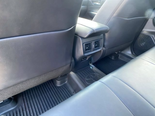 Additional photo of vehicle.