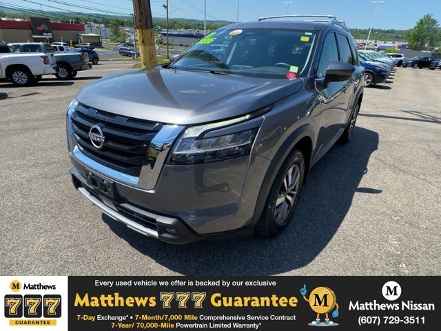 2023 Nissan Pathfinder SL 4WD's photo