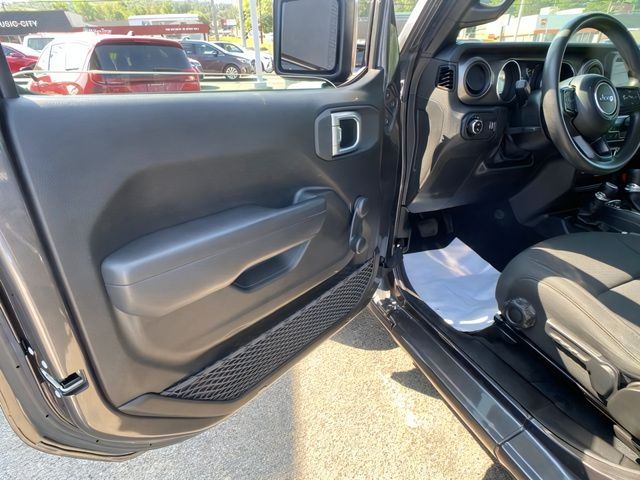 Additional photo of vehicle.