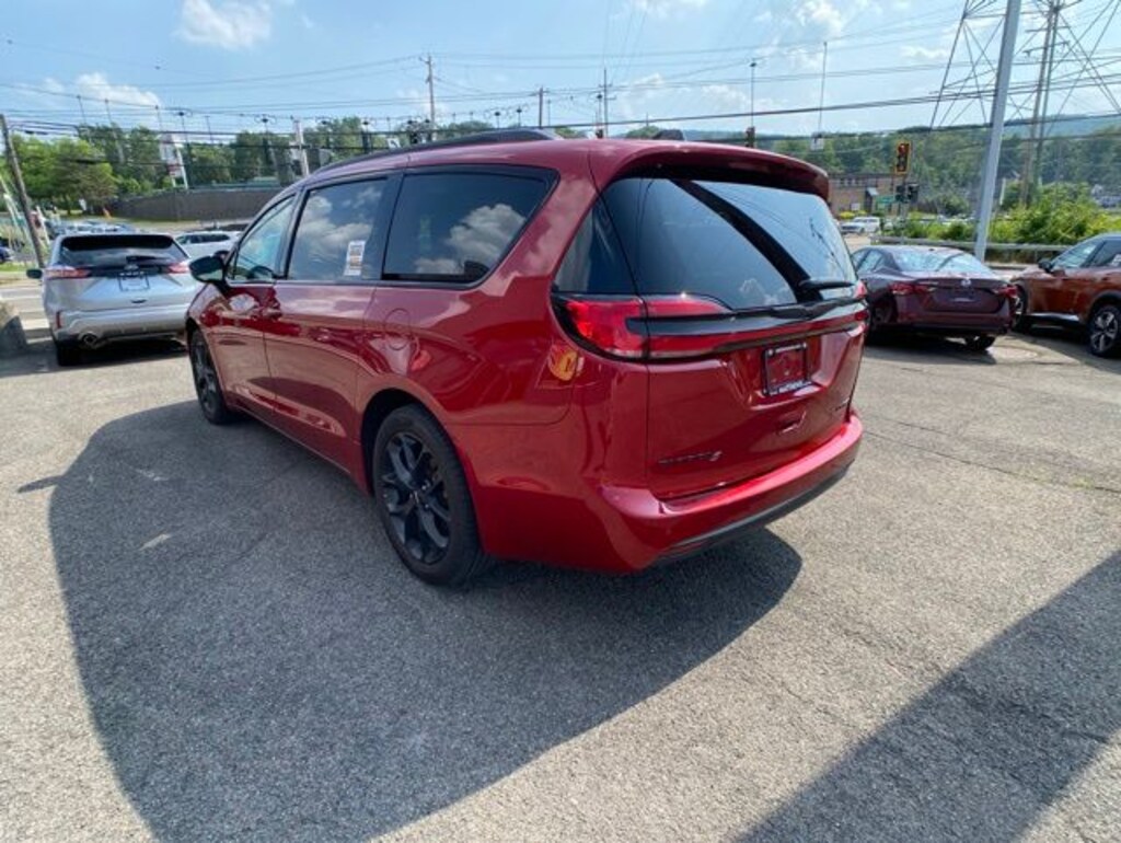 Used 2025 Chrysler Pacifica Limited Minivan/Van