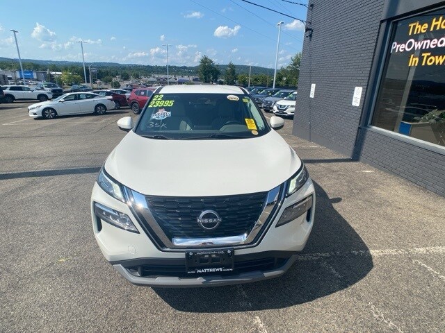 2022 Nissan Rogue SV photo 2