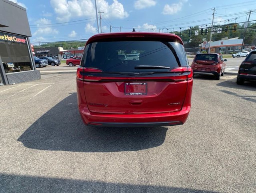 Used 2025 Chrysler Pacifica Limited Minivan/Van