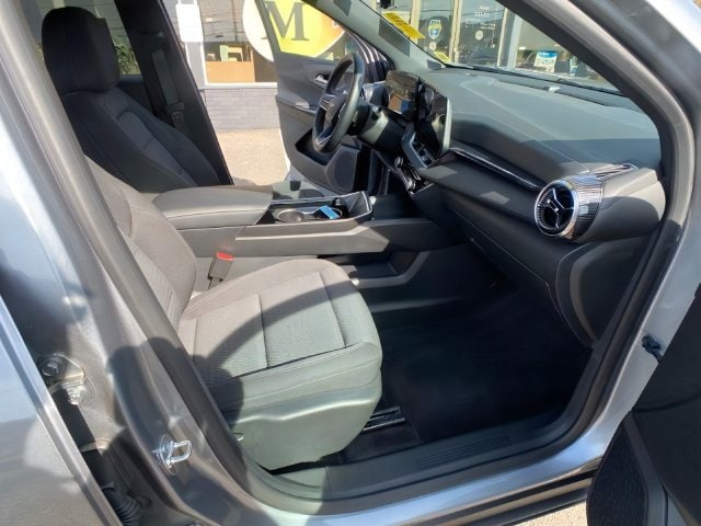 Additional photo of vehicle.