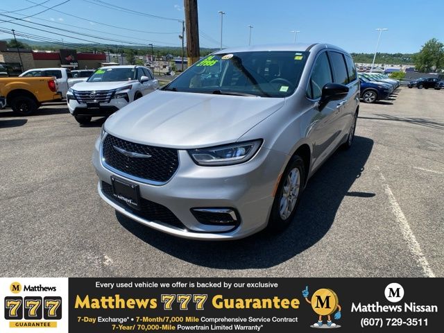 2024 Chrysler Pacifica Touring L's photo