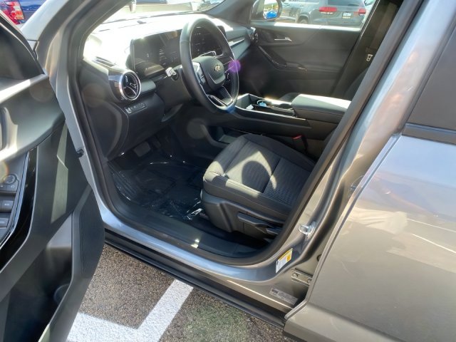 Additional photo of vehicle.