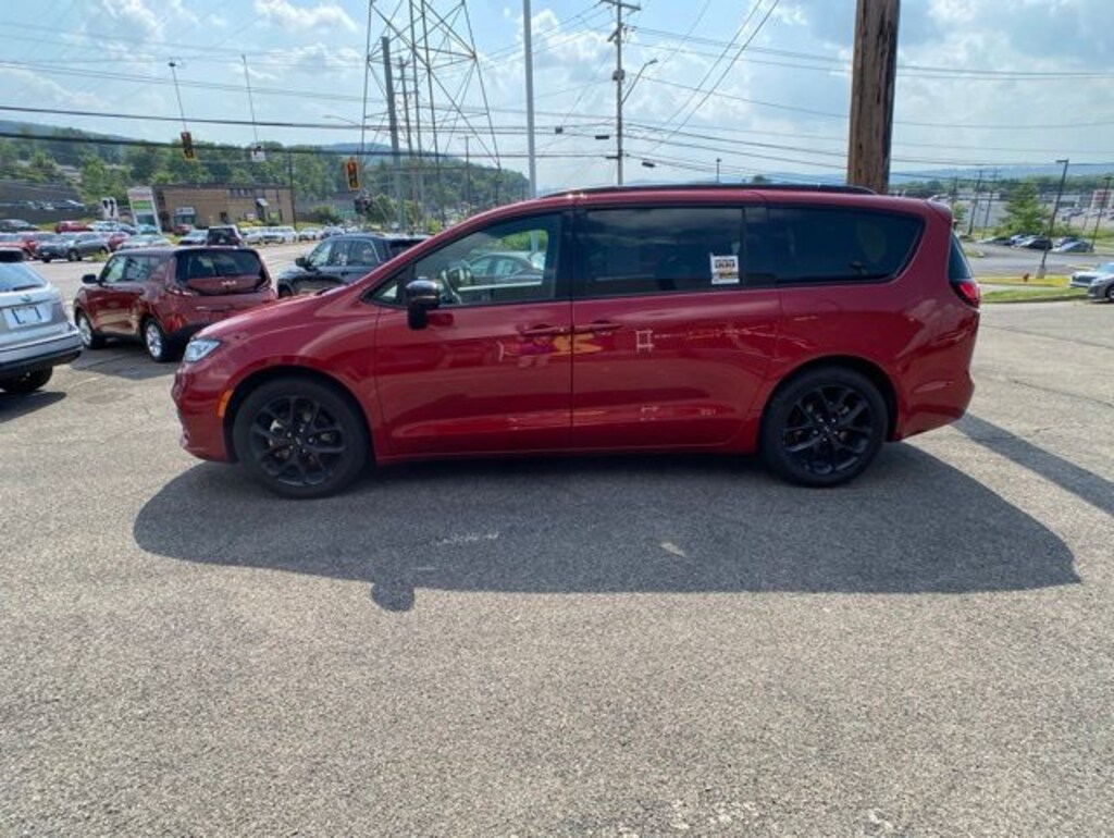 Used 2025 Chrysler Pacifica Limited Minivan/Van