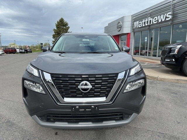 2022 Nissan Rogue SV photo 2