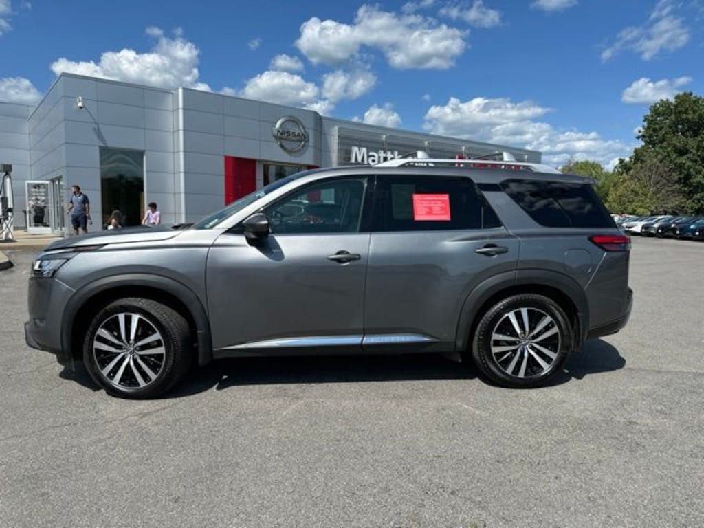 Used 2024 Nissan Pathfinder Platinum SUV