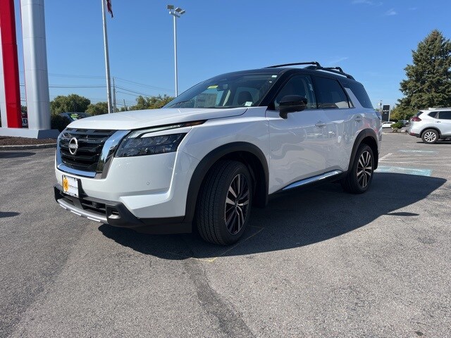 2025 Nissan Pathfinder Platinum photo 3