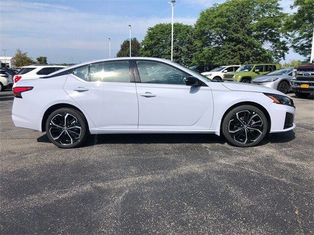 2025 Nissan Altima SR photo 2