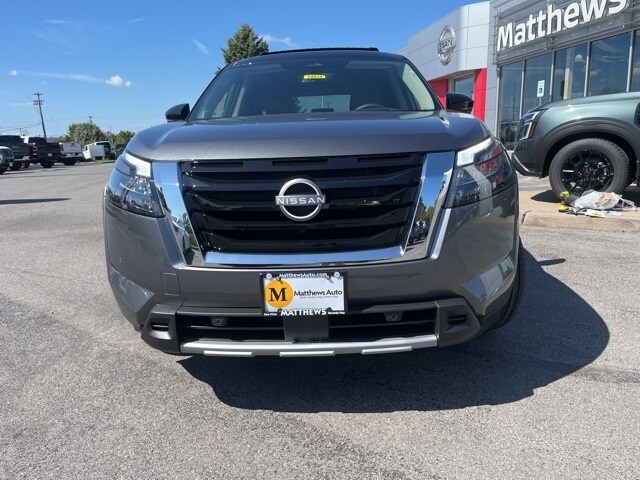 2025 Nissan Pathfinder Platinum photo 2
