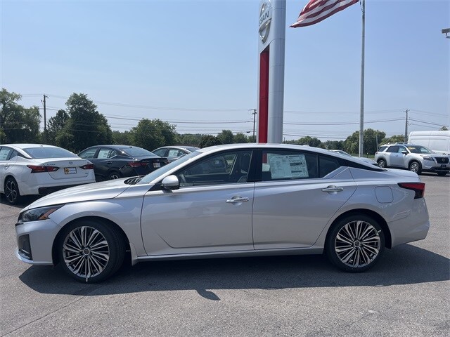 2025 Nissan Altima SL photo 4