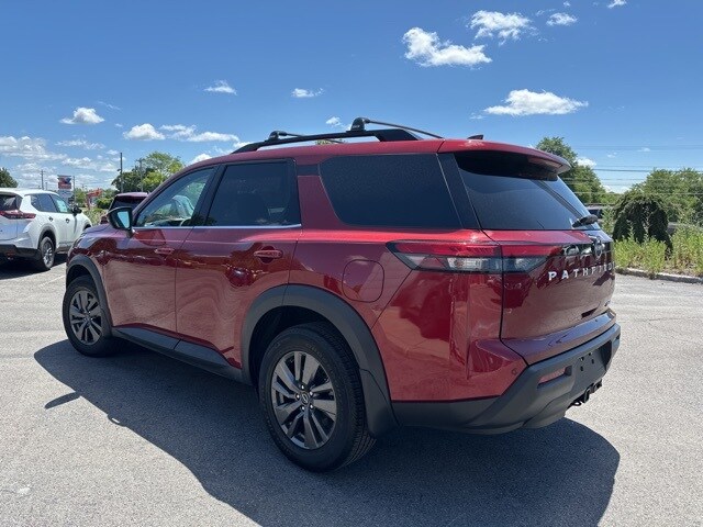 2022 Nissan Pathfinder SV photo 3