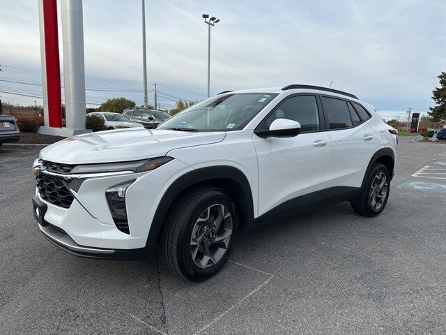 2024 Chevrolet Trax LT photo 2