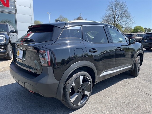 2025 Nissan Kicks SR photo 2