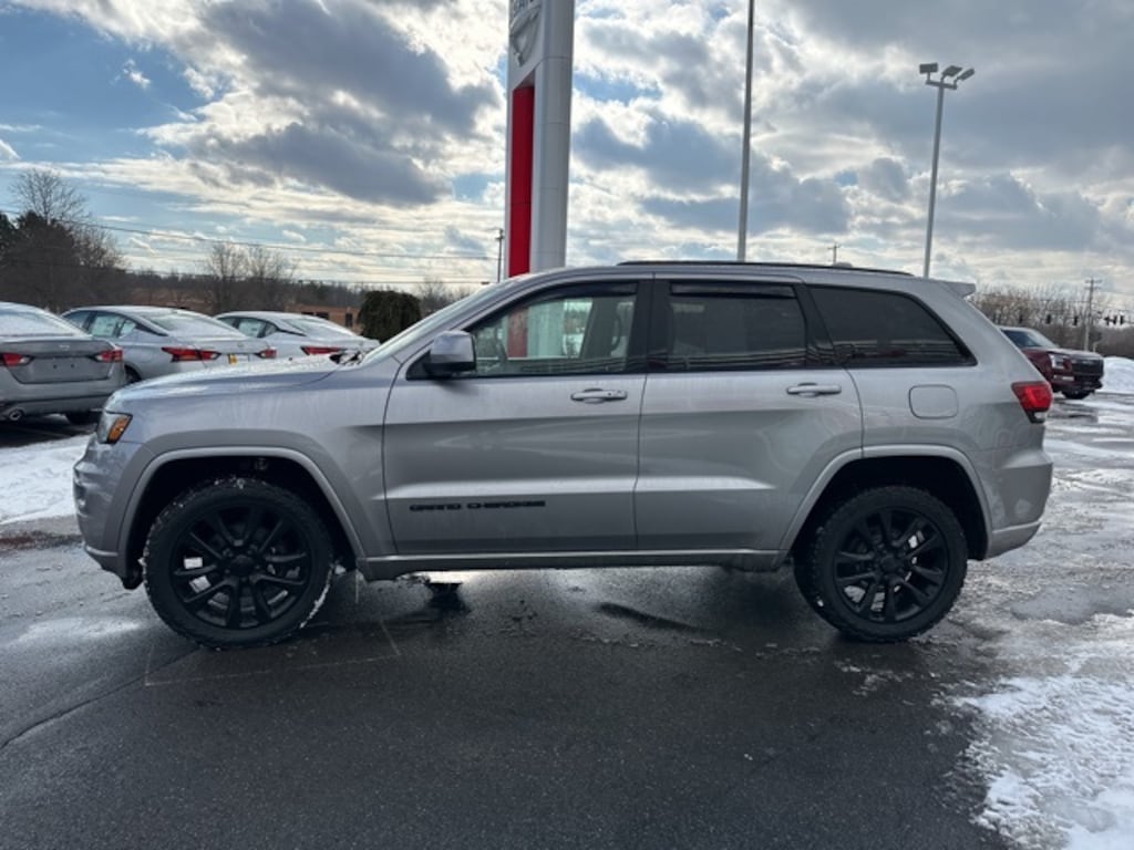 Used 2018 Jeep Grand Cherokee Laredo 4x4 SUV