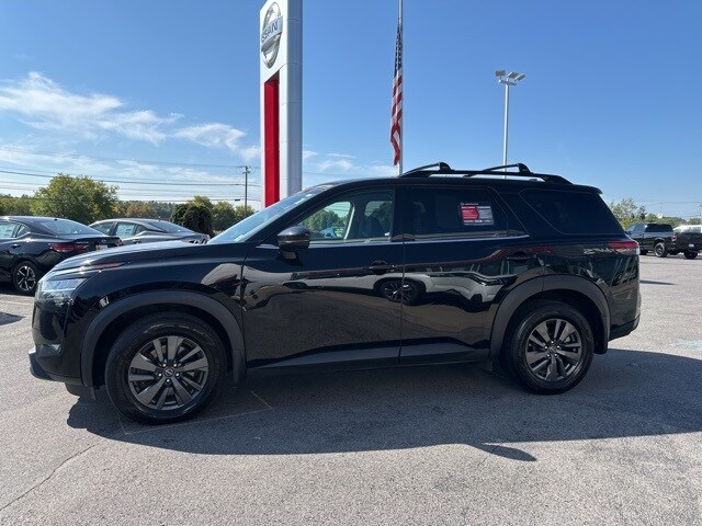 2022 Nissan Pathfinder SV photo 3