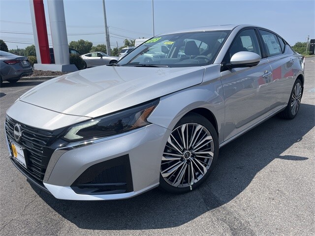 2025 Nissan Altima SL photo 3