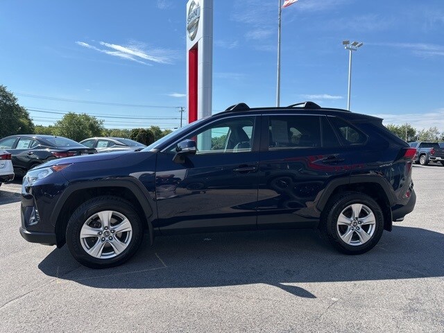 2020 Toyota RAV4 XLE photo 2
