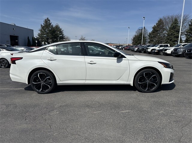 2025 Nissan Altima SR photo 2