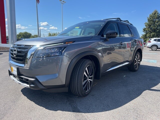 2025 Nissan Pathfinder Platinum photo 3