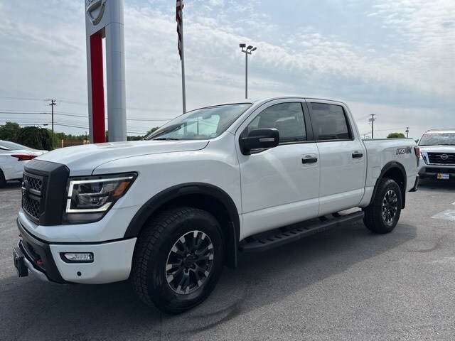 2023 Nissan Titan PRO-4X photo 2